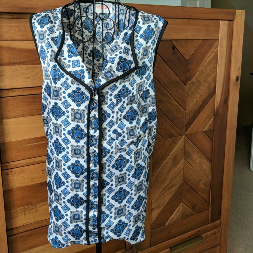 Moon blue and white sleeveless shirt